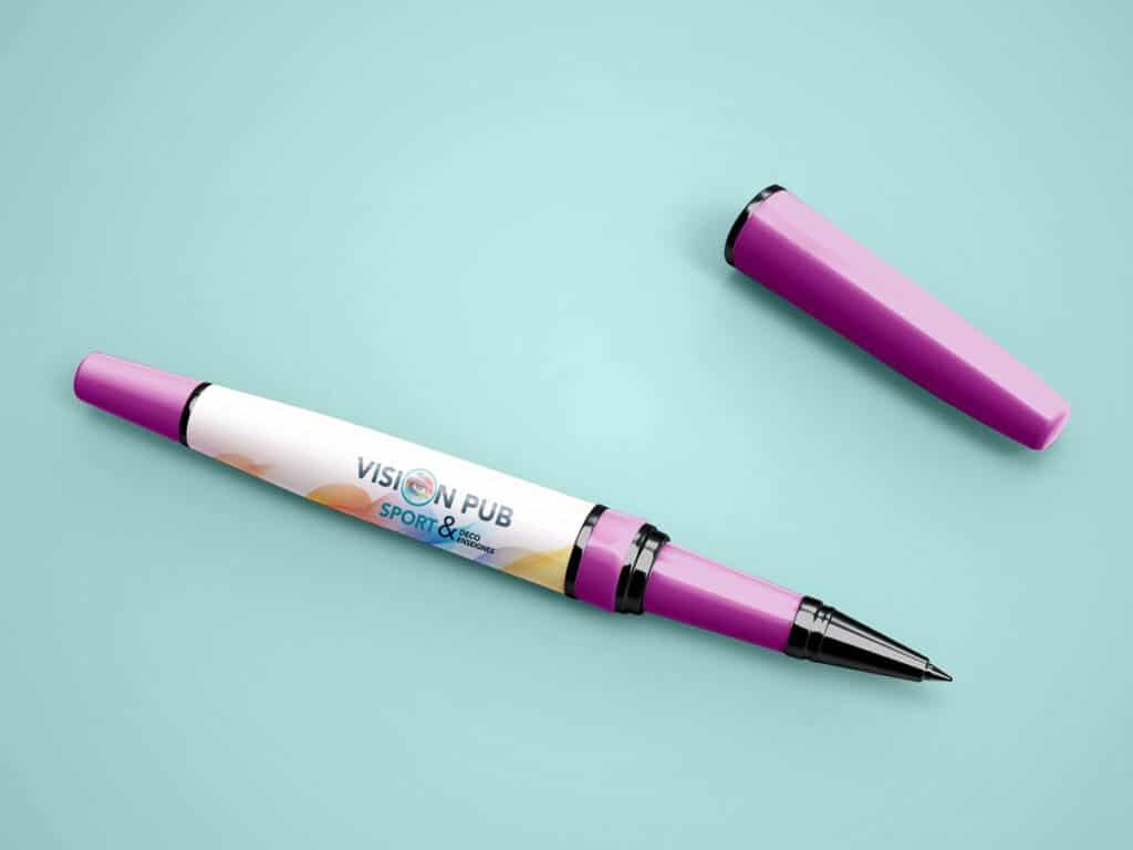 Stylo roller blanc et violet avec logo VISION PUB et SPORT & DECO ENSEIGNES sur un fond bleu clair. Le capuchon est détaché.