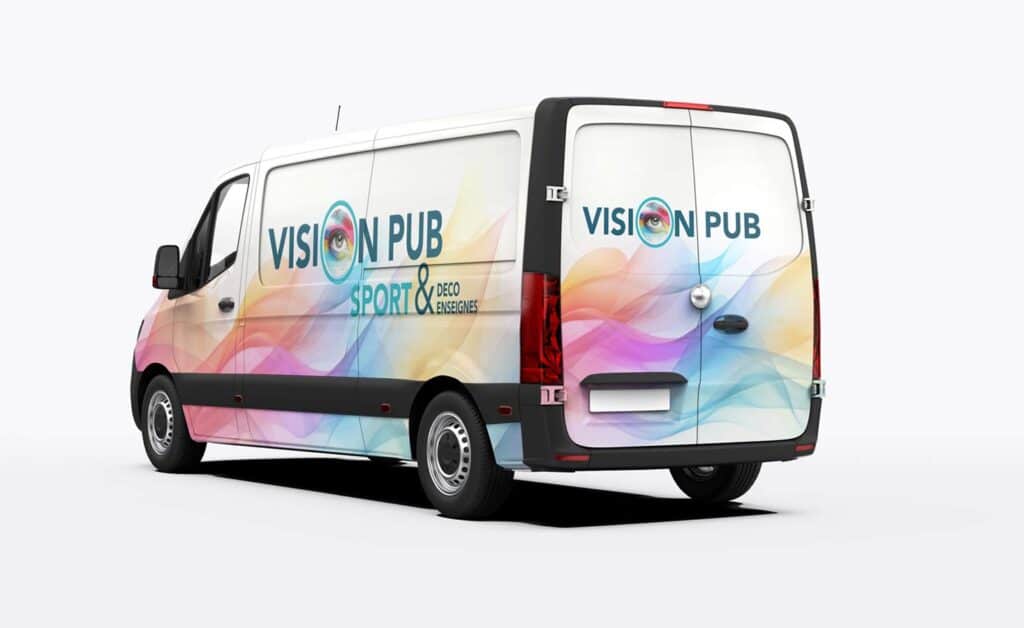 Fourgon blanc Vision Pub avec logo œil, habillé de motifs ondulés multicolores. Texte: SPORT & DECO ENSEIGNES.