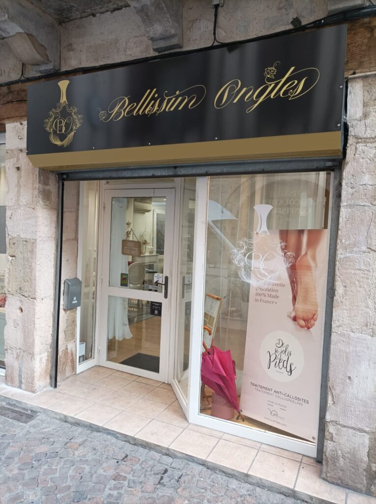 Façade du salon Bellissim Ongles. Vitrine avec publicité 'De si jolis Pieds', 'TRAITEMENT ANTI-CALLOSITES' et '100% Made in France'.
