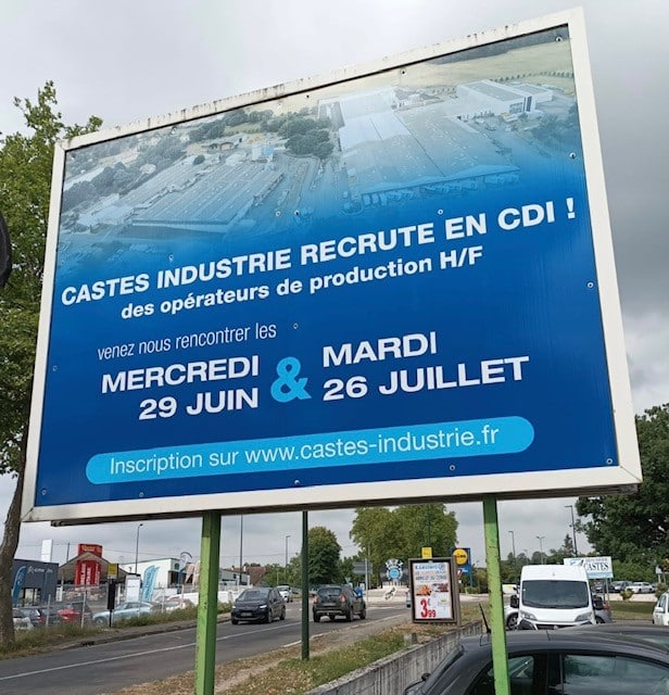 Billboard Castes Industrie bleu. Recrute en CDI des opérateurs H/F. Venez rencontrer les 29 juin et 26 juillet. Infos: castes-industrie.fr.