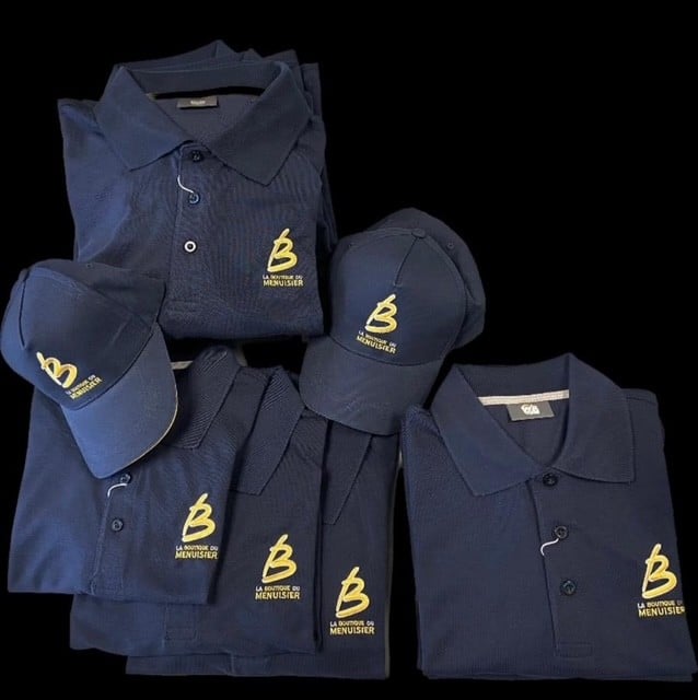 Polos et casquettes bleu marine personnalisés avec le logo doré 'B La Boutique du Menuisier', présentation de tenues de marque.