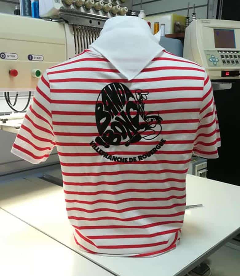 T-shirt marinière dos rayé rouge et blanc, brodé "BAND BONG VILLEFRANCHE DE ROUERGUE" avec personnage sur support d'atelier.