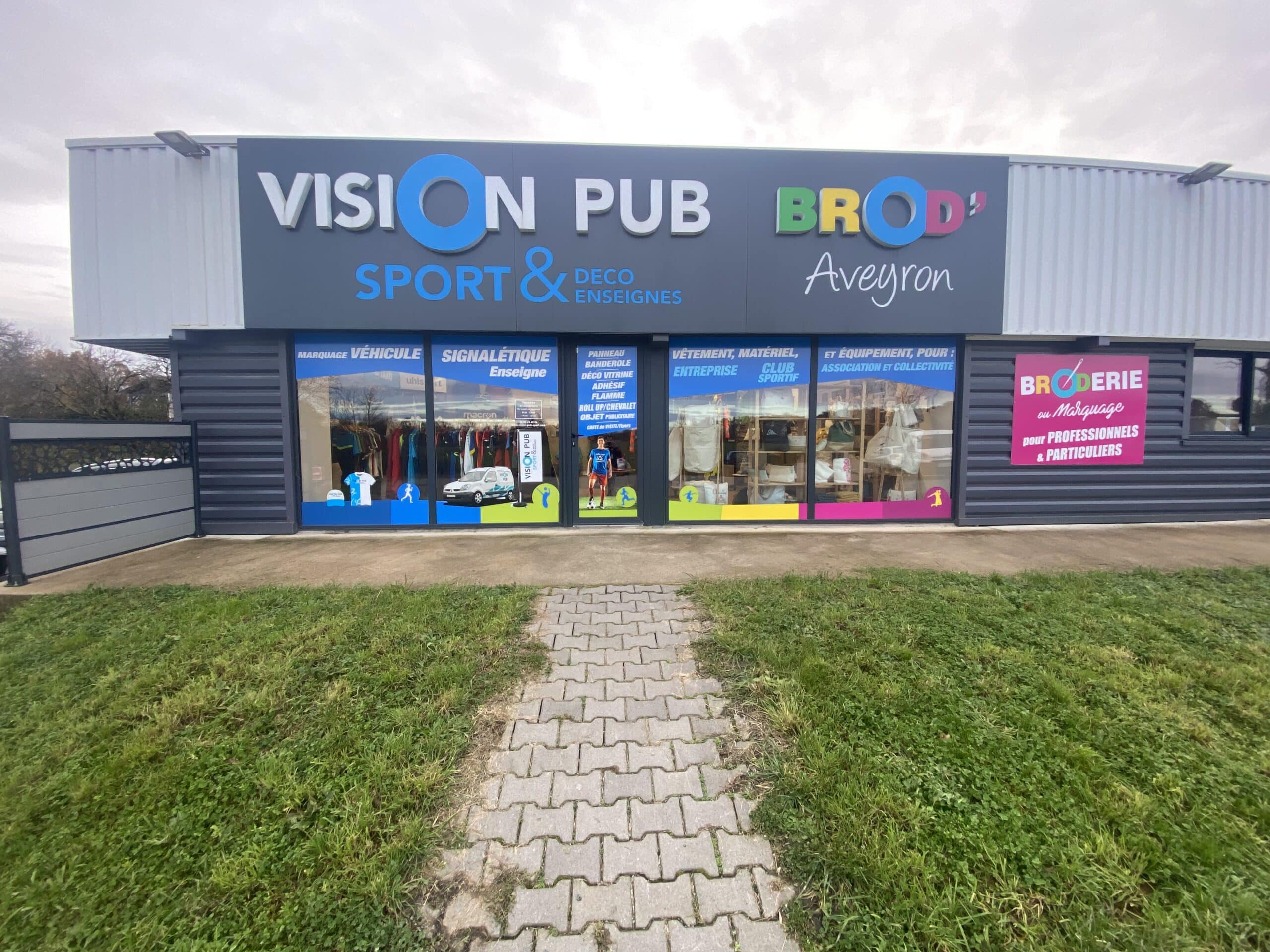 Façade de Vision Pub Brod' Aveyron : enseigne, marquage véhicule, signalétique, vêtements sport/entreprise, broderie pour pros et particuliers.