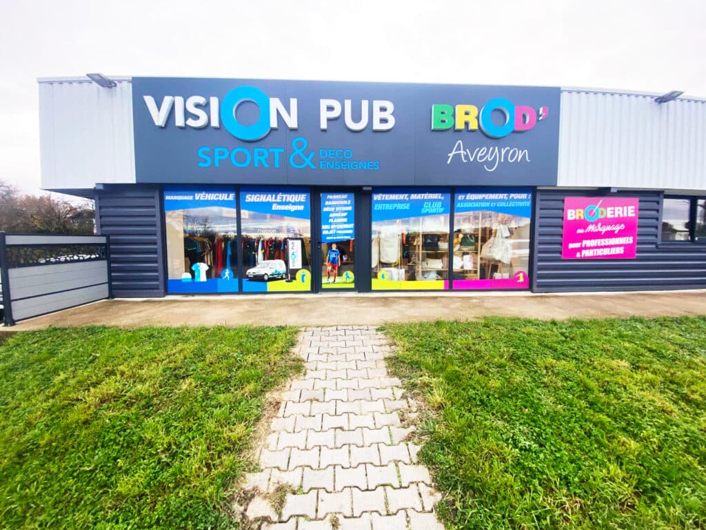 Vision Pub Aveyron : Signalétique & Broderie Sport Façade de Vision Pub, Broderie Aveyron. Signalétique, sport, enseignes, marquage véhicule, vêtements d'entreprise et club sportif.